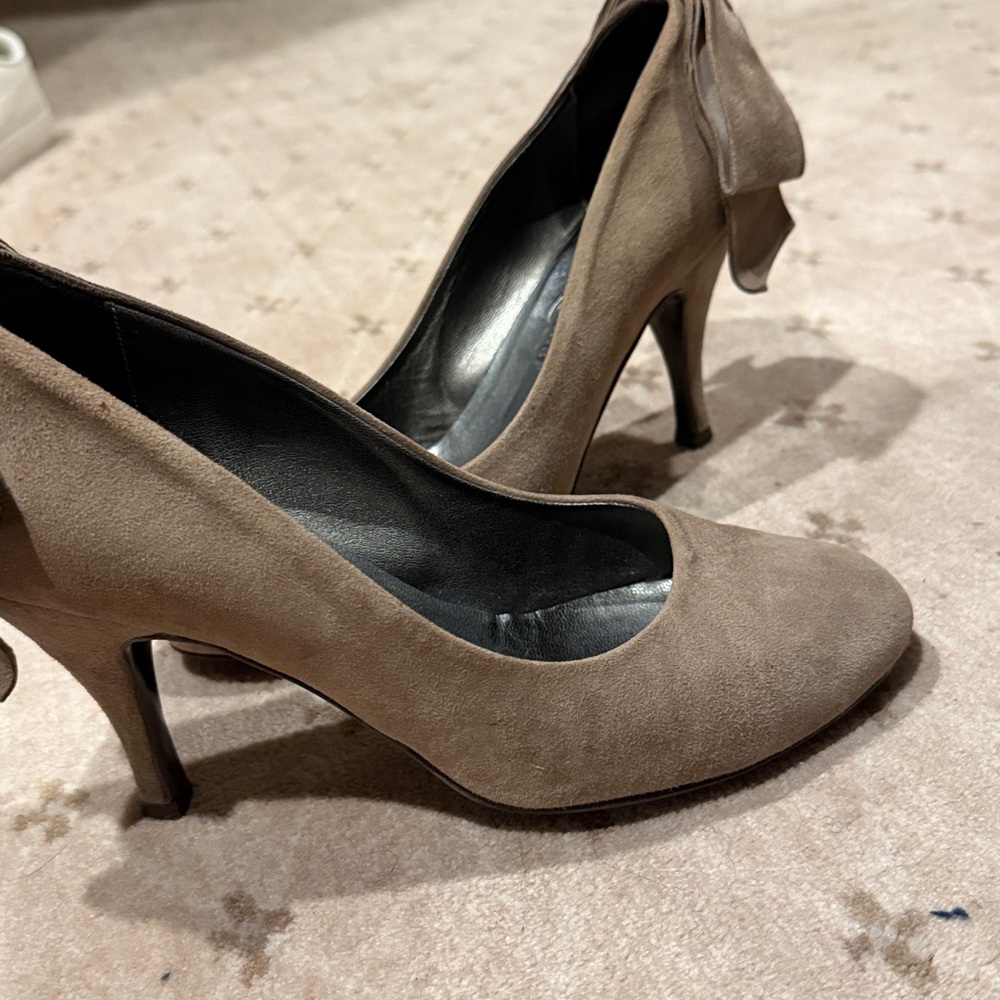 Elizabeth Stuart Women's Tan Pumps - Picture 5 of 5